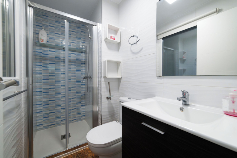 Bathroom 4, Hotel Quatre Llunes, Alicante