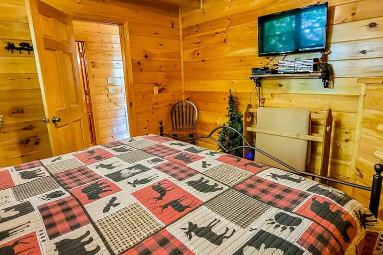 Room 3, Cozy Cabin w Game Room hot tub Creek, Sevier