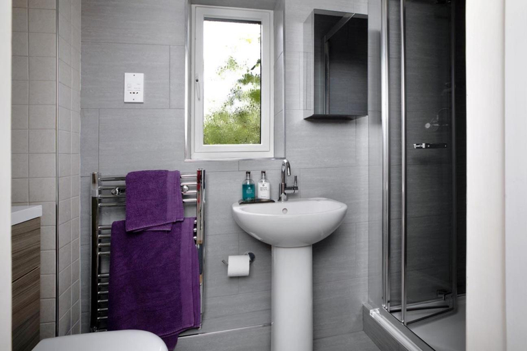 Bathroom 4, Halekulani Devon Homestay, Devon
