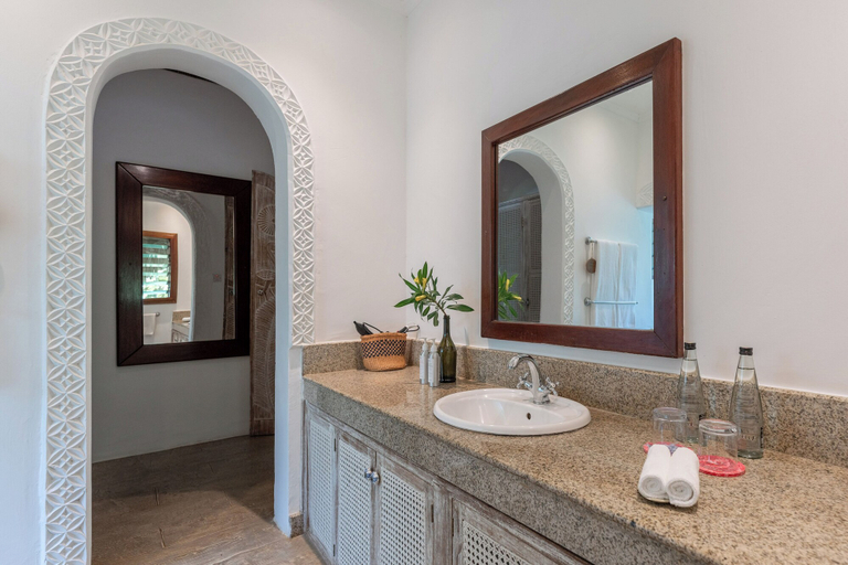 Bathroom 4, Nomad Beach Resort, Msambweni