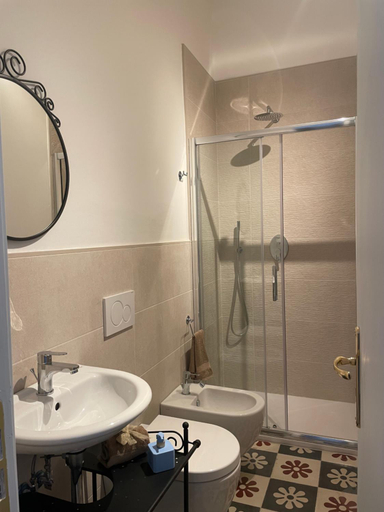 Bathroom 2, Hermes 14, Bari