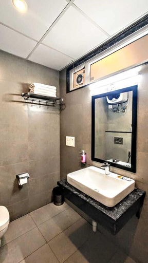 Bathroom 5, Hotel Mavens House, Gurgaon