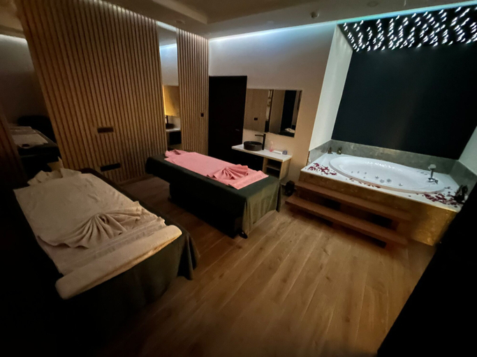 Bedroom 2, Four Seasons Life Official