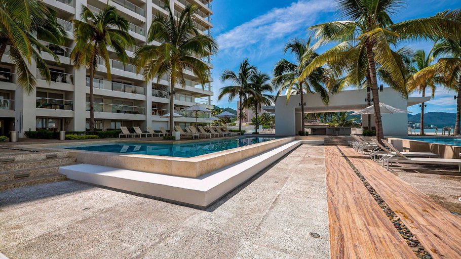 Room 5, Oceanfront 1BR With Balcony - Sea View Pools, Puerto Vallarta