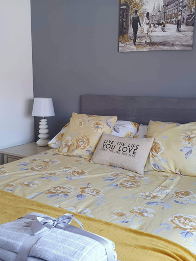 Room 2, Seaview-petsok-patio-1br, Cornwall