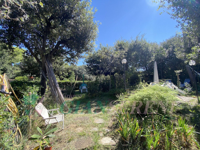 Room 5, Villa Papini Seafront With 3 Apartments and Garden-rif Papi, Livorno