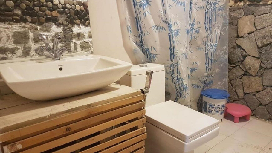 Bathroom 10