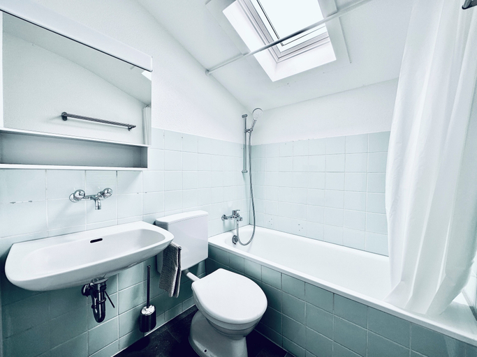 Bathroom 3, ZIMMERzuVERMIETEN.ch Deitingen Neumatt, Wasseramt