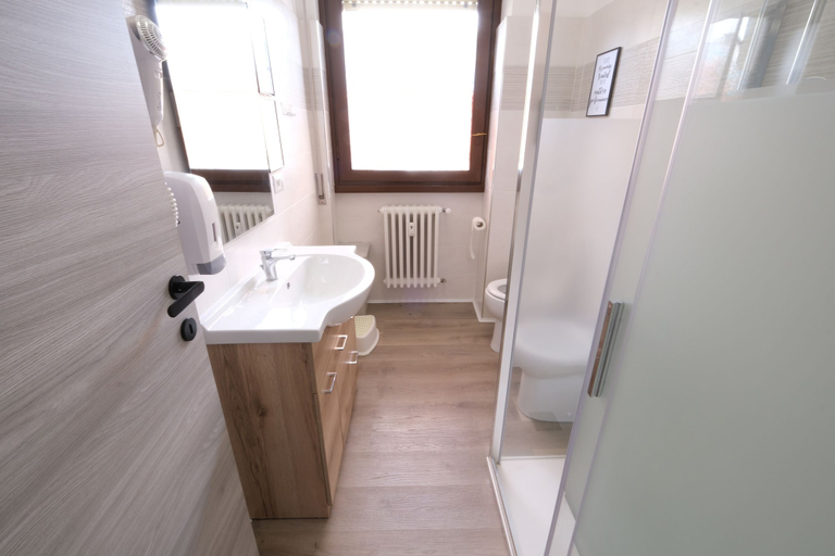 Bathroom 2, Hostel 3, Milano