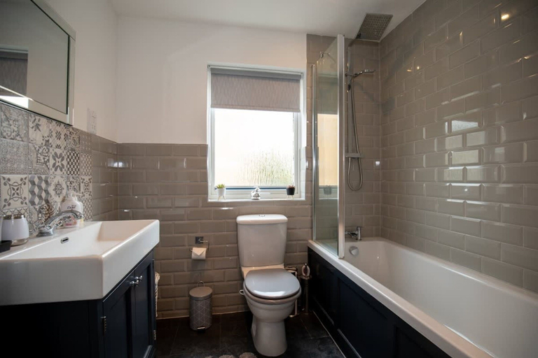 Room 2, Blue Bridge View - Sleeps 7 With Free Parking, York