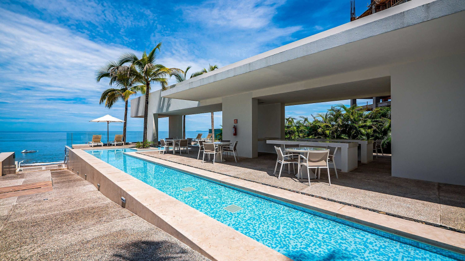 Room 4, Oceanfront 1BR With Balcony - Sea View Pools, Puerto Vallarta