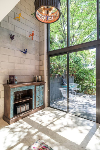 Room 2, Singer House on the Water, Broward