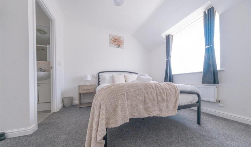 Room 4, Sleeps 5 - Private Garden- Free Parking, Northamptonshire