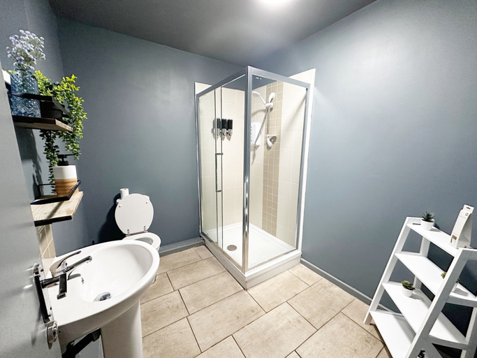 Bathroom, Oak Suite - 2 Bed - Sleeps 4 - Central Blackpool, Blackpool