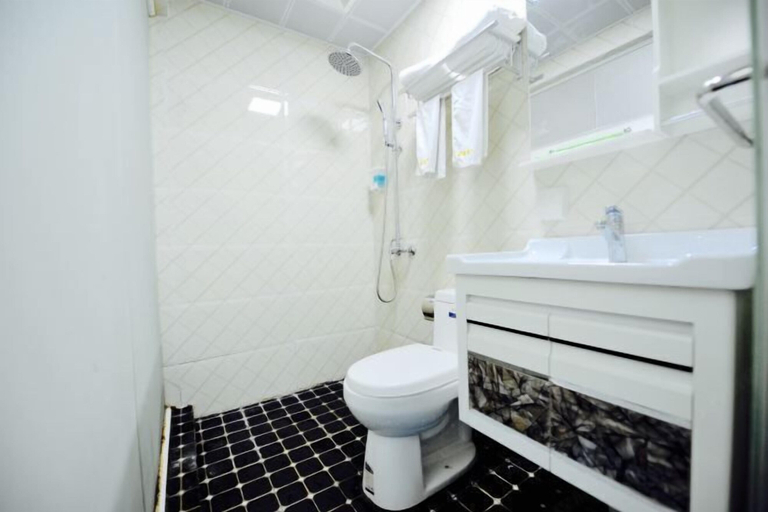 Bathroom 3, Yijia Business Hotel, Shanghai