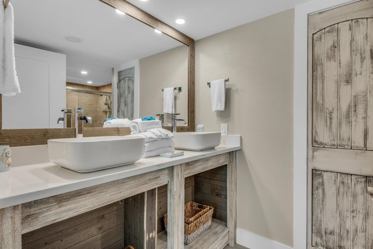 Bathroom 4, Deep Water Cove 103 - OLD, Escambia