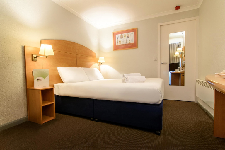 Bedroom 2, Travelodge Liverpool Central Queens Dock and Arena, Sefton