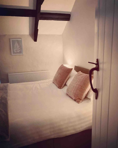 Room 2, 1 Courtyard Cottage With hot tub and Walled Garden, Pembrokeshire