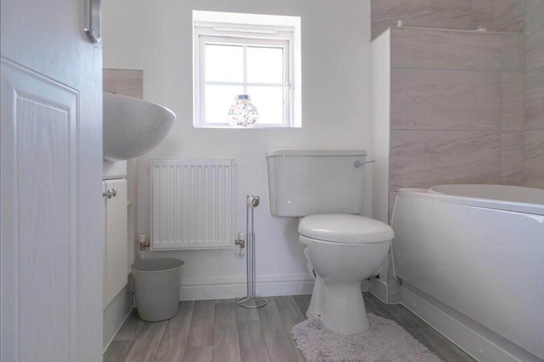 Bathroom 3, Sleeps 5 - Private Garden- Free Parking, Northamptonshire