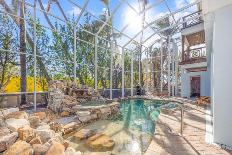 Sport & Beauty 5, Anchored Here 3 Bedroom Home by RedAwning, Lee
