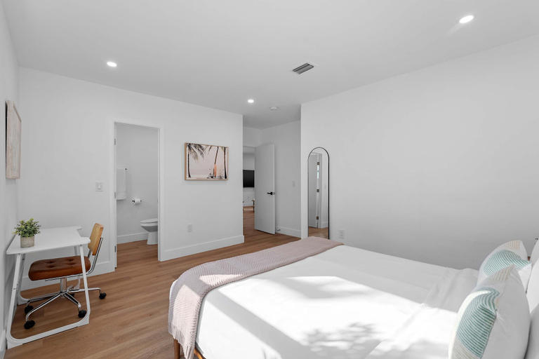 Room 2, 921 Apartment 2 in Fort Lauderdale, Broward