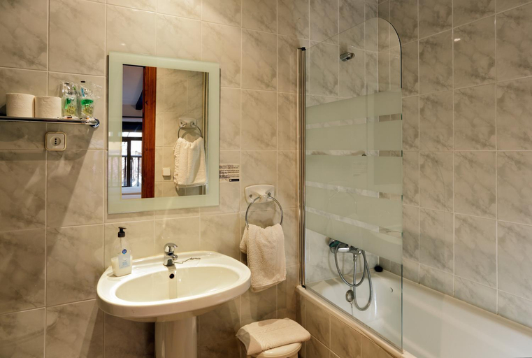 Bathroom 3, Hostal i Apartaments Populetus, Tarragona
