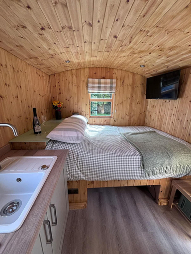Room 2, Shepherds Hut With Hot Tub, Pembrokeshire