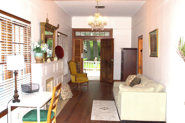 Room 3, Walk to Downtown Scene, Lafayette
