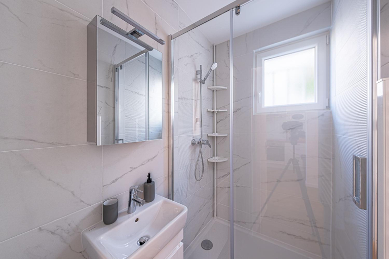 Bathroom, Le Saint tilleul - Maison - Jardin -10' Disneyland, Seine-et-Marne