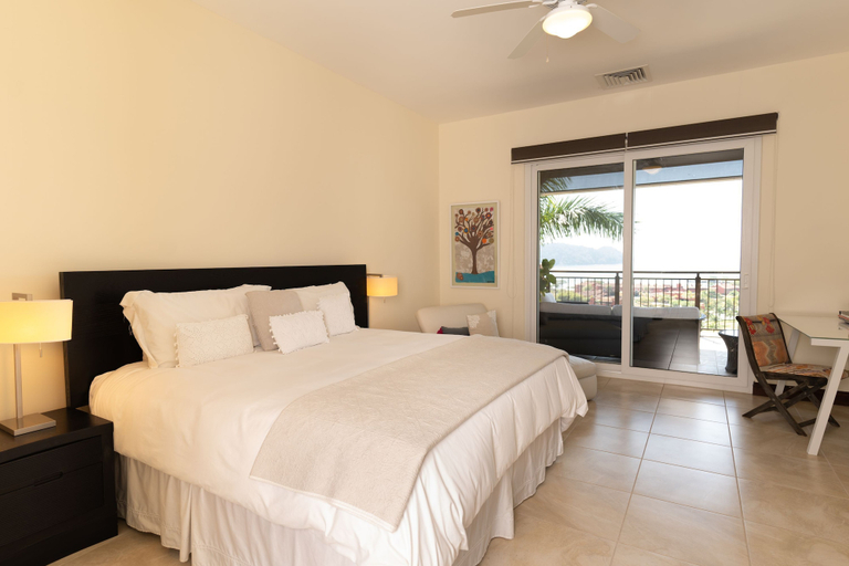 Room 3, CR Luxury Altavista 2B 3 Bdrm, Garabito