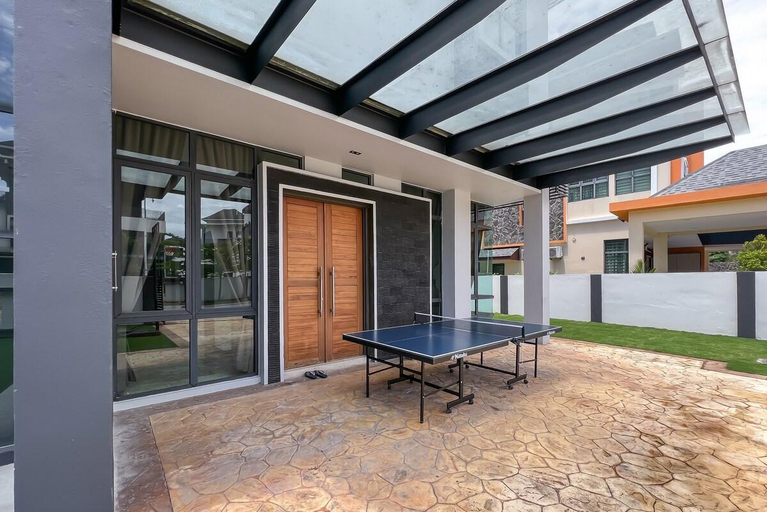 Exterior & Views
