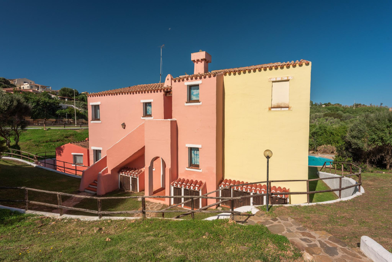Others 2, Charming Small Villa Bella villetta Sleeps 4, Sassari