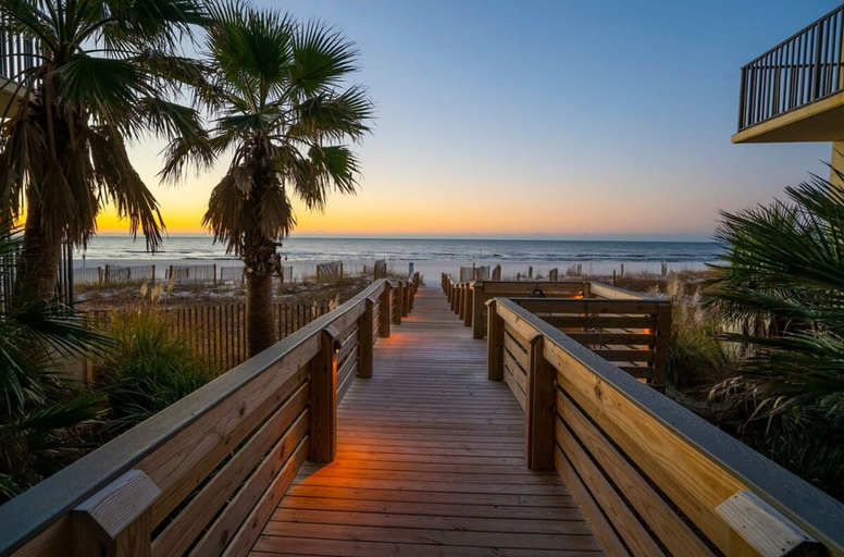 Room 4, Palms 915- Premier Beachfront Condo, Baldwin