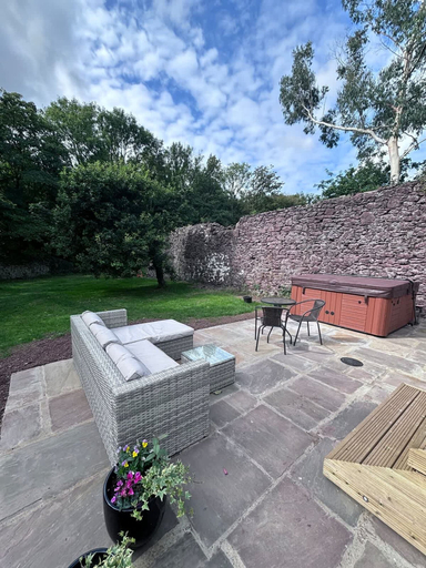 Room 3, Shepherds Hut With Hot Tub, Pembrokeshire
