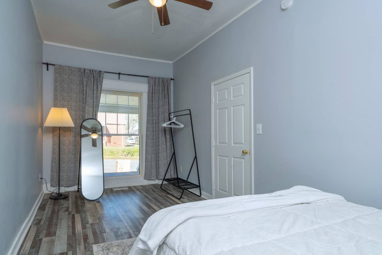 Room 2, Renovated 3 Bedroom Close to Downtown, Durham