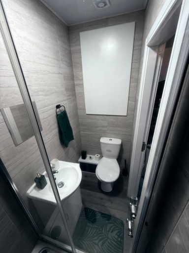 Bathroom 3, Spacious Central Bull Ring Apt, Birmingham