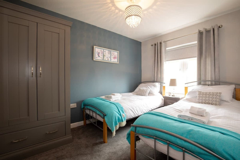 Room 3, Blue Bridge View - Sleeps 7 With Free Parking, York