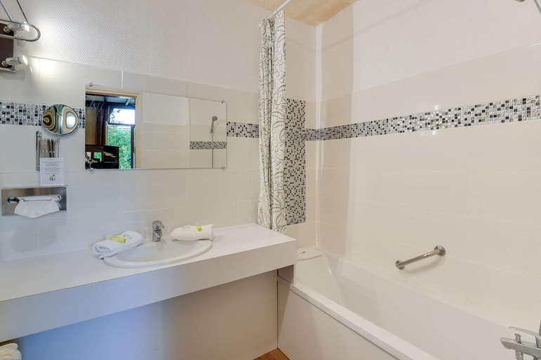 Bathroom 4, Brit Hotel Notre Dame, Nord
