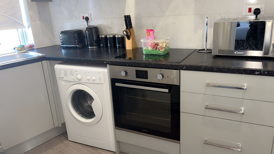 Private kitchen 2, Sleek, Sleeps 6 Sunset Views, Family Friendly, London