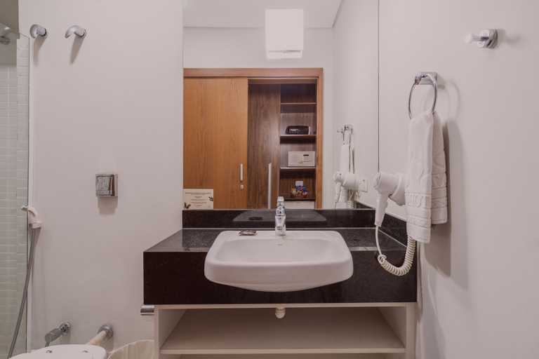 Bathroom 4, Taj Hotel, Três Lagoas