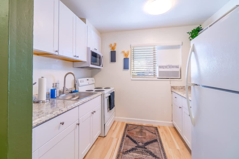 Room 4, Luxe Loft - UNR Pet Friendly, Washoe