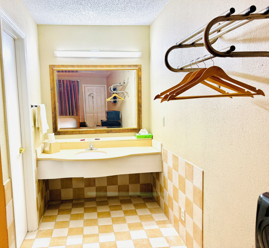Bathroom 5, Travelodge by Wyndham Thomasville AL, Clarke