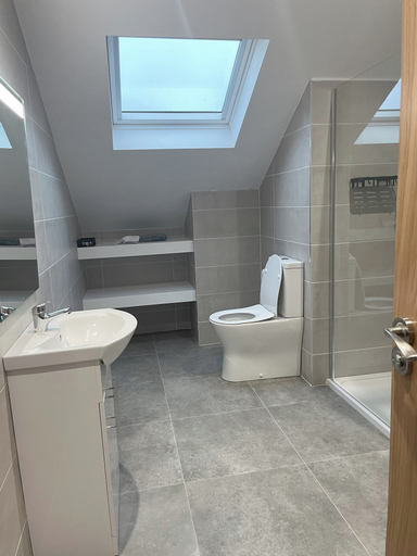 Bathroom 4, Rosie's Bar Apartment -