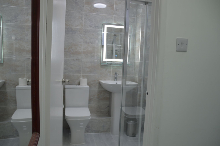 Bathroom 3, Holly Lodge, North Somerset