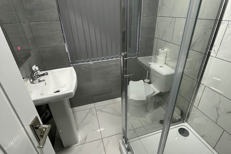 Bathroom 3, Spacious 4 Bed Home - Sleeps 7, Garden & Parking, Birmingham