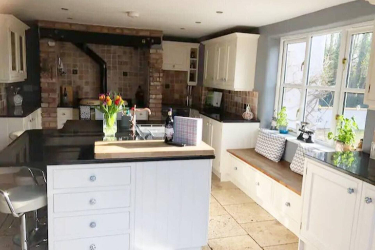 Private kitchen 4, 5-bed Home - Sleeps 12, Pool, Garden & Play Area, Somerset