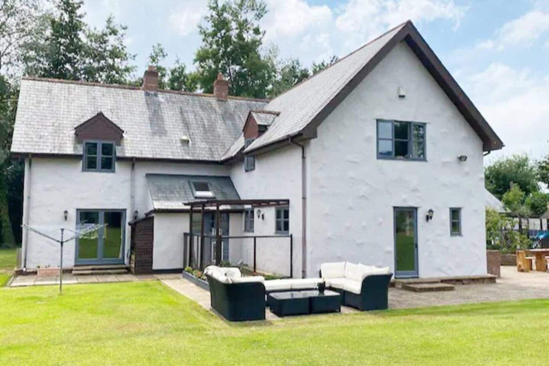 Exterior 3, 5-bed Home - Sleeps 12, Pool, Garden & Play Area, Somerset