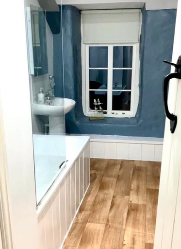 Room 3, 1 Courtyard Cottage With hot tub and Walled Garden, Pembrokeshire