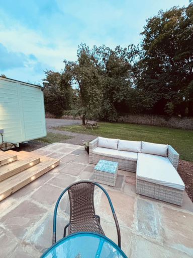 Room 5, Shepherds Hut With Hot Tub, Pembrokeshire