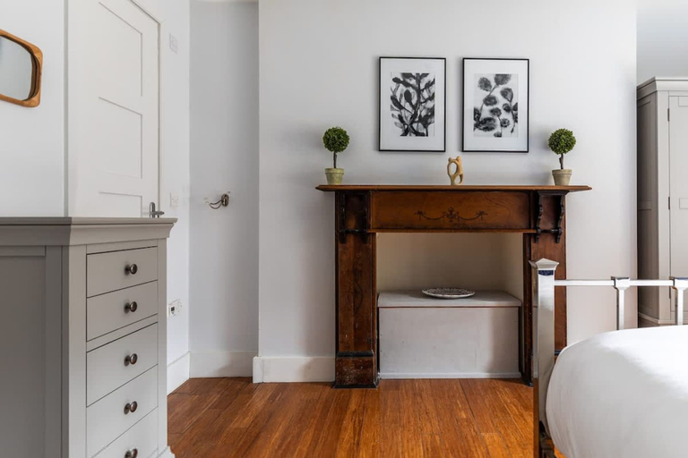 Room 2, Elegant Georgian Flat in Historic Bath With Garden, Bath and North East Somerset
